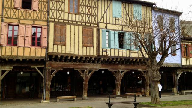La place principale à Mirepoix Par Ainars Brūvelis